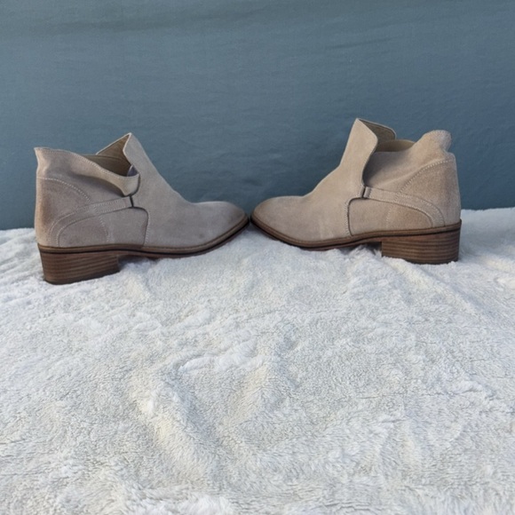 NWOT Diba True Tan Chelsea Ankle Boots with Elastic Panels Size 10 - Picture 3 of 7